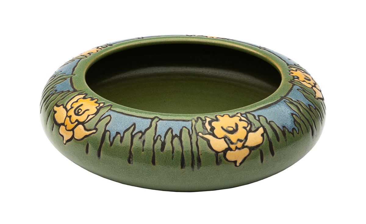 Centerpiece bowl, 1914, made and decorated by Sara Galner as part of Saturday Evening Girls in Boston, Massachusetts.